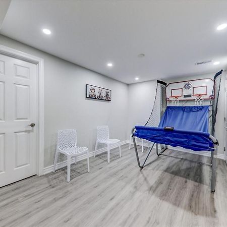 Stunning 7 Bedroom Rougeview Home With 2 Kitchens, 5 Bathrooms, Amazing Backyard & 8-Car Parking Toronto Exteriör bild