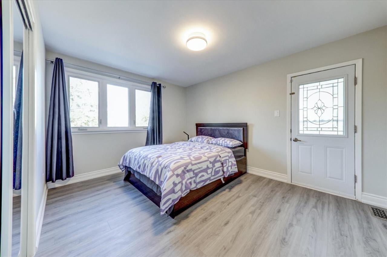 Stunning 7 Bedroom Rougeview Home With 2 Kitchens, 5 Bathrooms, Amazing Backyard & 8-Car Parking Toronto Exteriör bild