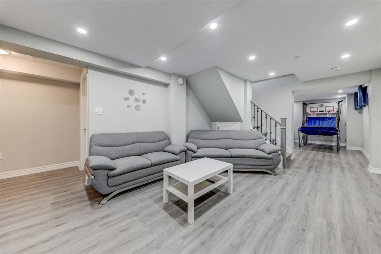 Stunning 7 Bedroom Rougeview Home With 2 Kitchens, 5 Bathrooms, Amazing Backyard & 8-Car Parking Toronto Exteriör bild
