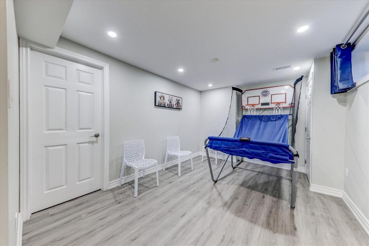 Stunning 7 Bedroom Rougeview Home With 2 Kitchens, 5 Bathrooms, Amazing Backyard & 8-Car Parking Toronto Exteriör bild