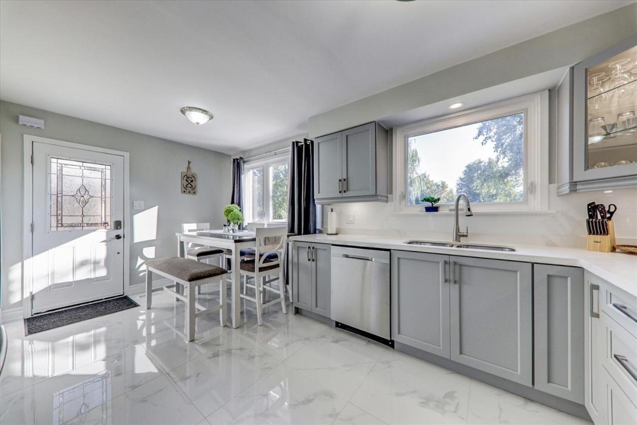 Stunning 7 Bedroom Rougeview Home With 2 Kitchens, 5 Bathrooms, Amazing Backyard & 8-Car Parking Toronto Exteriör bild