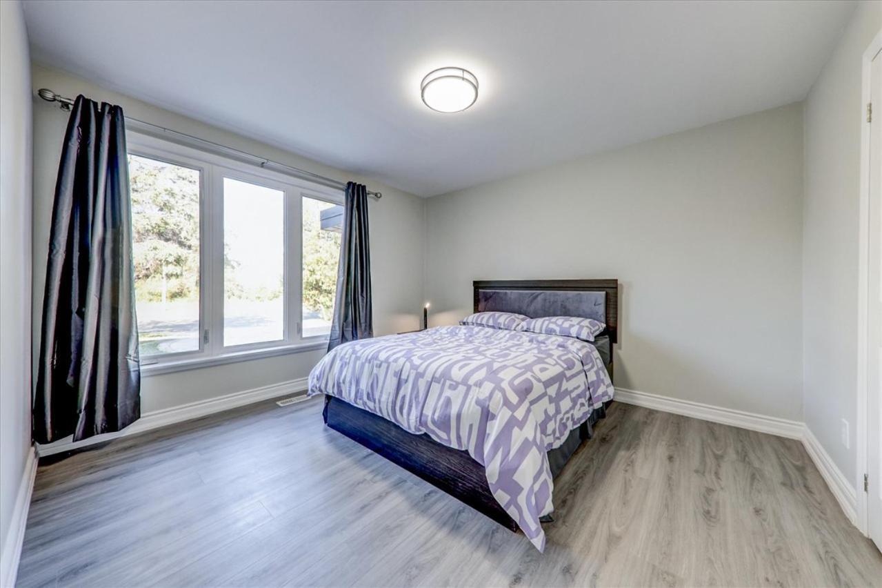Stunning 7 Bedroom Rougeview Home With 2 Kitchens, 5 Bathrooms, Amazing Backyard & 8-Car Parking Toronto Exteriör bild