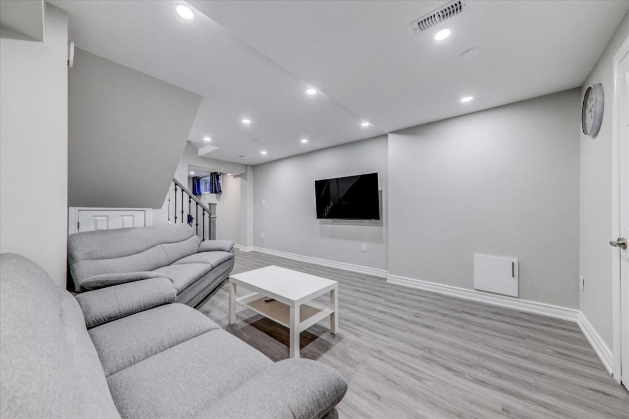 Stunning 7 Bedroom Rougeview Home With 2 Kitchens, 5 Bathrooms, Amazing Backyard & 8-Car Parking Toronto Exteriör bild