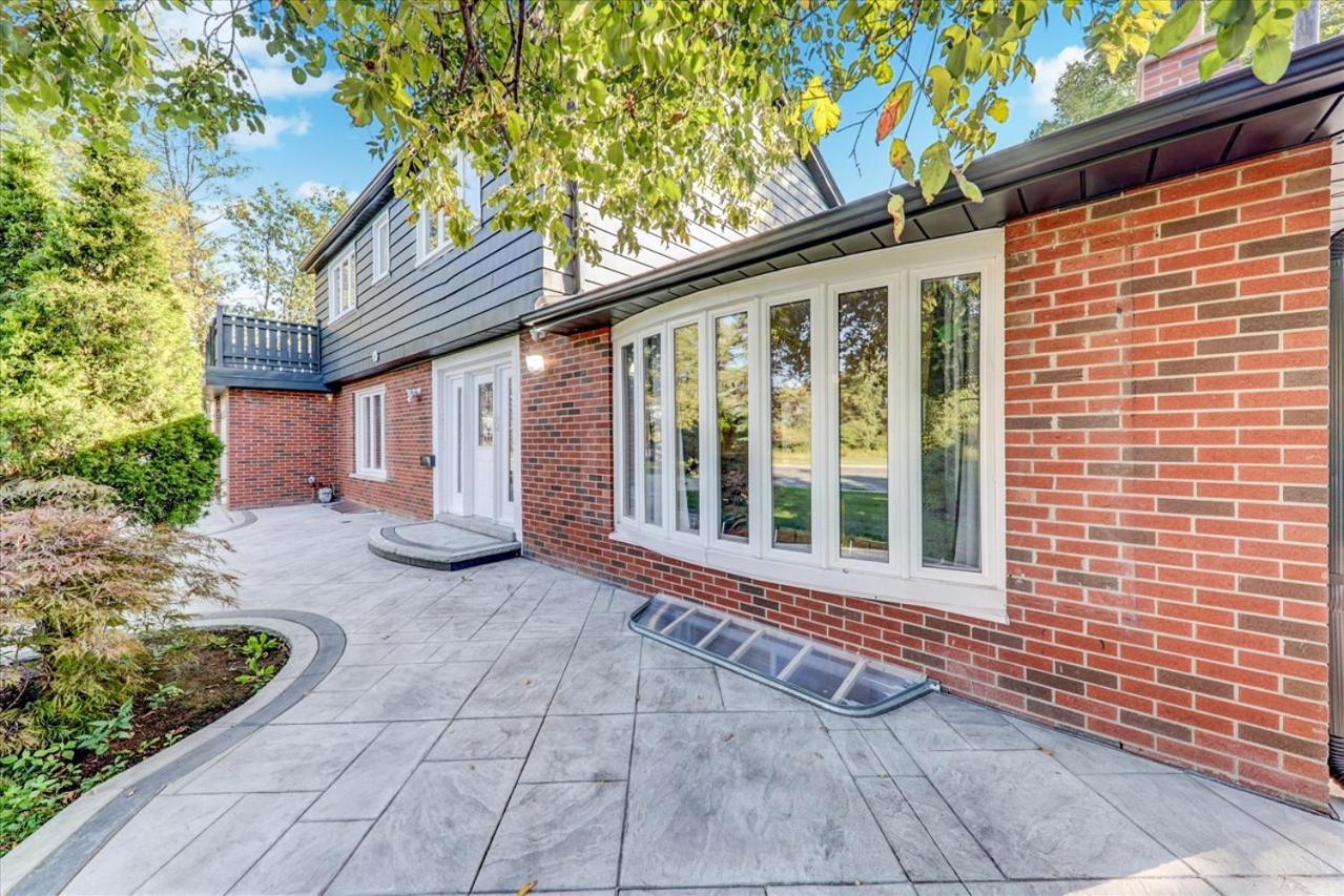Stunning 7 Bedroom Rougeview Home With 2 Kitchens, 5 Bathrooms, Amazing Backyard & 8-Car Parking Toronto Exteriör bild