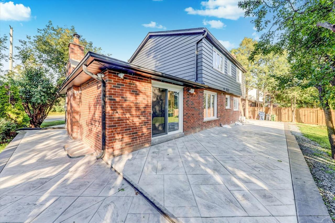 Stunning 7 Bedroom Rougeview Home With 2 Kitchens, 5 Bathrooms, Amazing Backyard & 8-Car Parking Toronto Exteriör bild