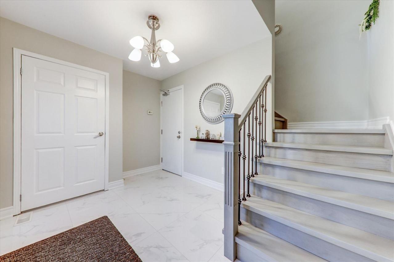 Stunning 7 Bedroom Rougeview Home With 2 Kitchens, 5 Bathrooms, Amazing Backyard & 8-Car Parking Toronto Exteriör bild