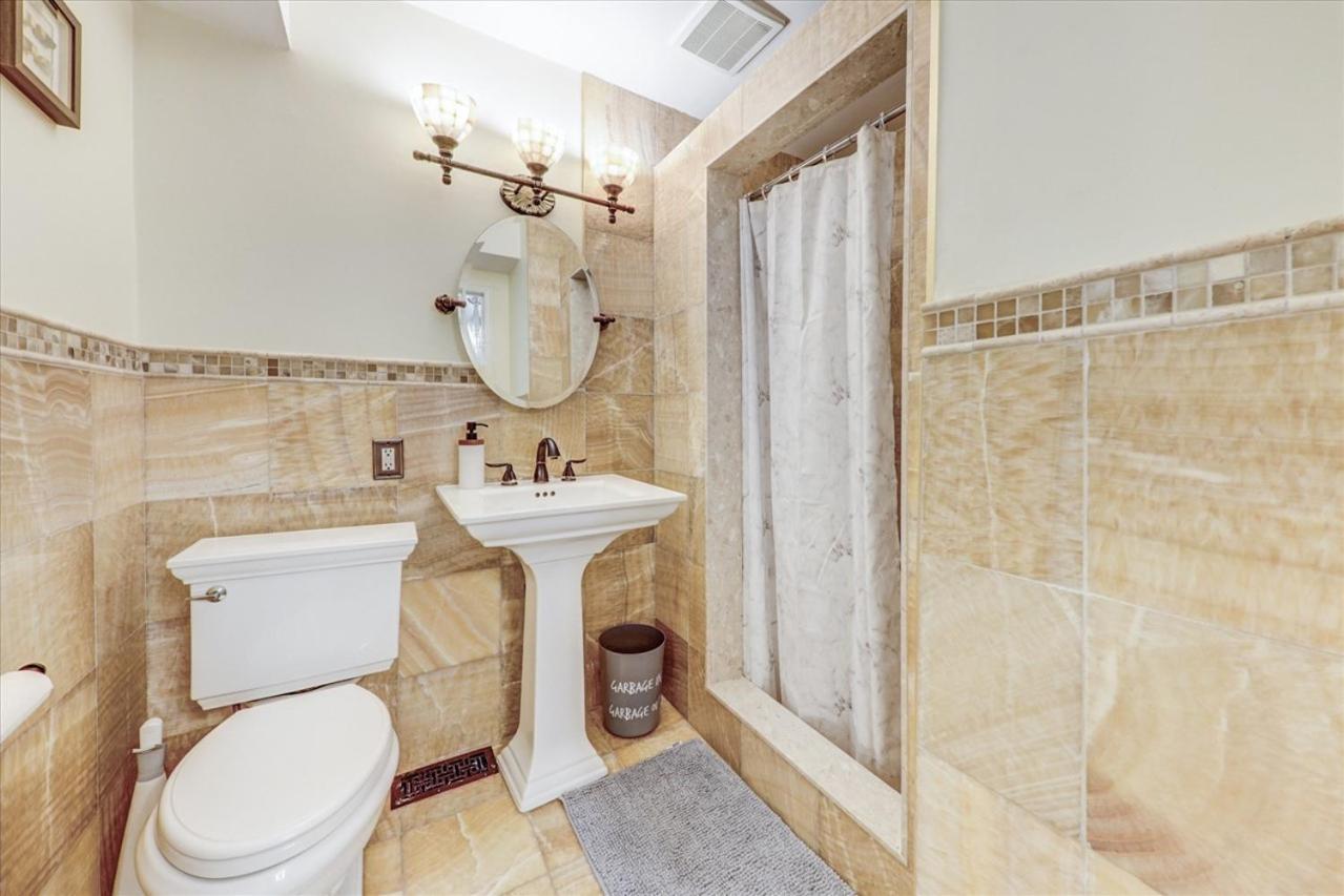 Stunning 7 Bedroom Rougeview Home With 2 Kitchens, 5 Bathrooms, Amazing Backyard & 8-Car Parking Toronto Exteriör bild