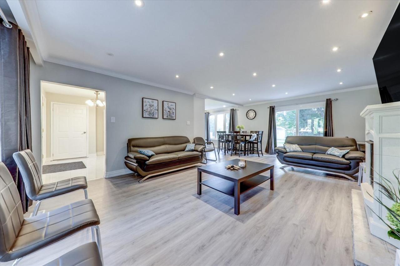 Stunning 7 Bedroom Rougeview Home With 2 Kitchens, 5 Bathrooms, Amazing Backyard & 8-Car Parking Toronto Exteriör bild