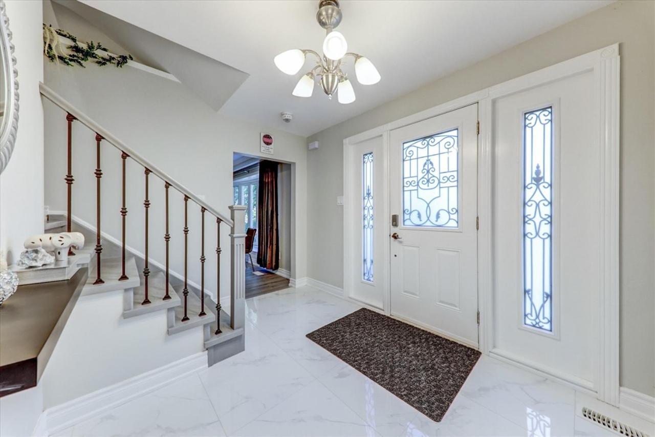 Stunning 7 Bedroom Rougeview Home With 2 Kitchens, 5 Bathrooms, Amazing Backyard & 8-Car Parking Toronto Exteriör bild
